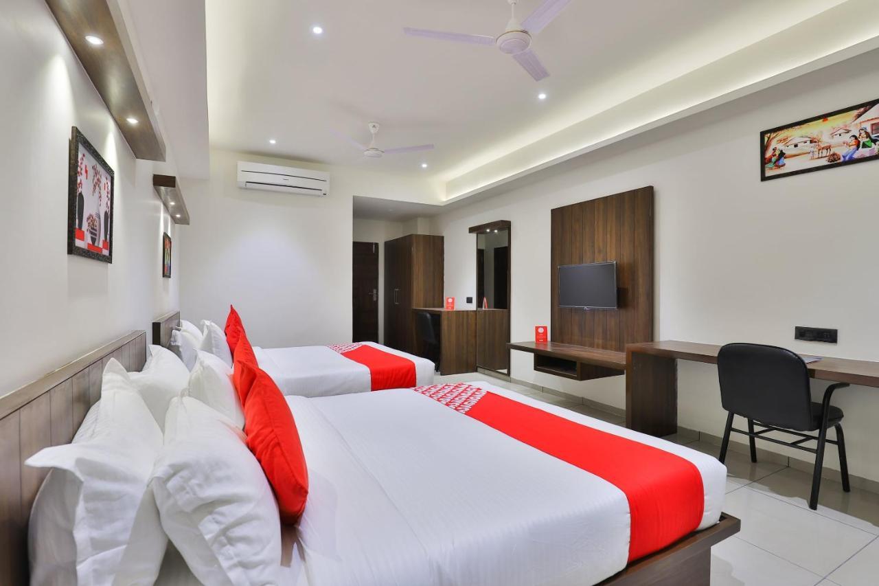 Oyo 16604 Hotel Sparsh Inn Ахмедабад Экстерьер фото