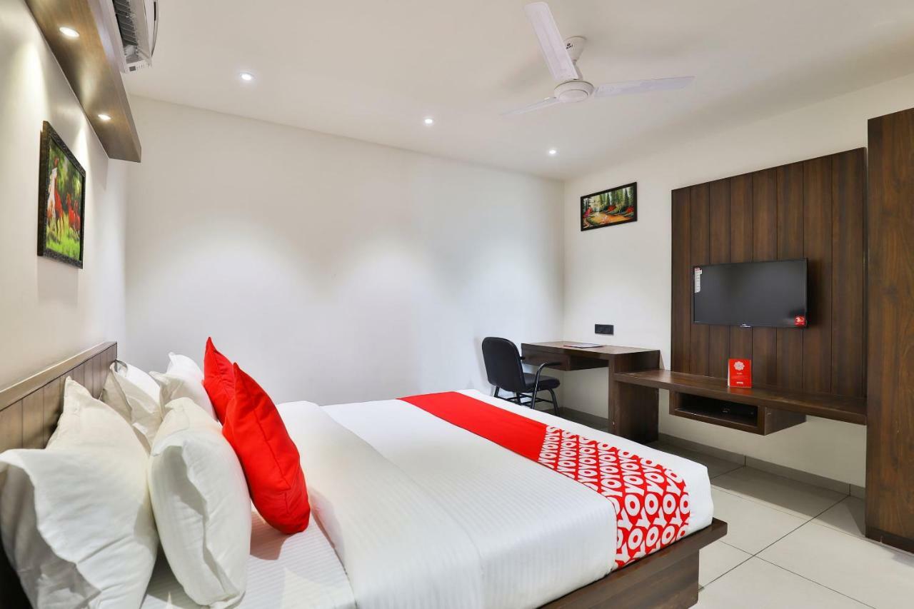 Oyo 16604 Hotel Sparsh Inn Ахмедабад Экстерьер фото